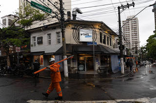 Pinheiros comércio luz
