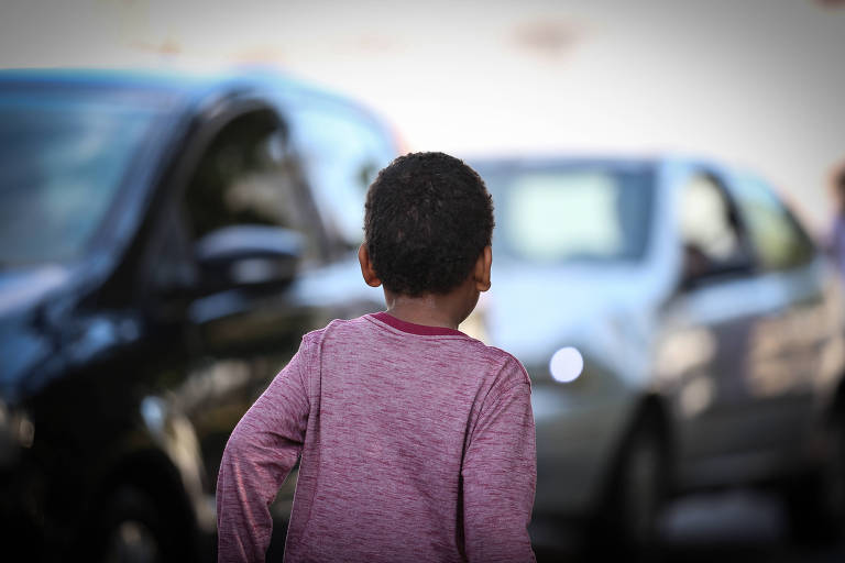 Trabalho infantil perpetua ciclo de pobreza para crianças negras, dizem pesquisadores