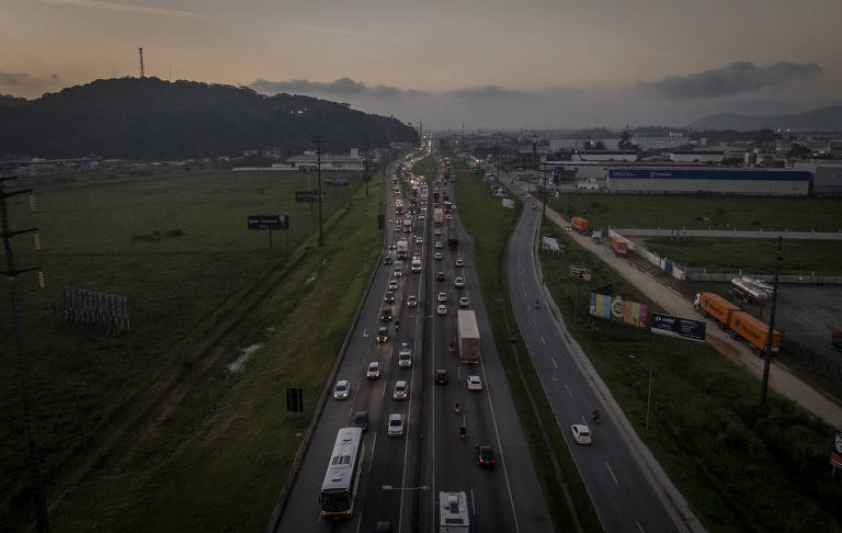 Imagem mostra tráfego intenso de veículos na BR-101 em Itajaí (SC)