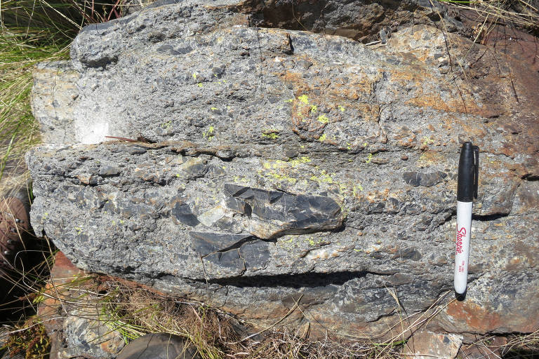 Camada de rocha analisada em estudo que avaliou os efeitos de impacto de meteorito na Terra há 3,26 bilhões de anos