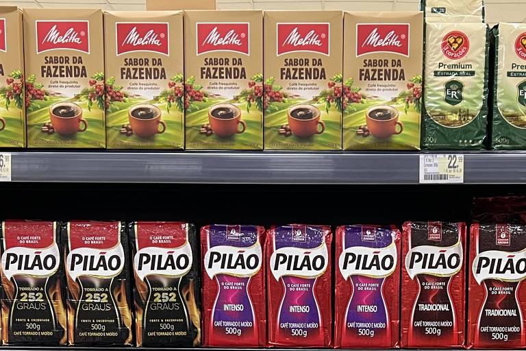 Cafés nas prateleiras de um supermercado de São Paulo