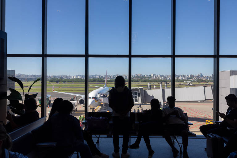 Movimentação na área de embarque do aeroporto Salgado Filho， em Porto Alegre (RS)， após reabertura