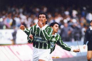 Tonhão e Roberto Carlos comemoram o segundo gol do Palmeiras no estádio Cícero Pompeu de Toledo, o Morumbi, em São Paulo (SP). O Palmeiras ganhou o melhor Campeonato Paulista de futebol dos últimos anos. Há 16 anos, nove meses e 25 dias que o time não era campeão. Em 12 de junho de 1993, o time venceu o Corinthians duas vezes: no tempo normal, por 3 a 0, gols de Zinho, Evair e Edílson, e na prorrogação, com um gol de Evair, de pênalti. É o 19º título estadual palmeirense.