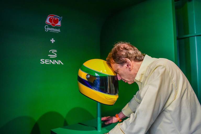 O jornalista Reginaldo Leme se emociona ao ouvir voz de Ayrton Senna com capacete de condução óssea