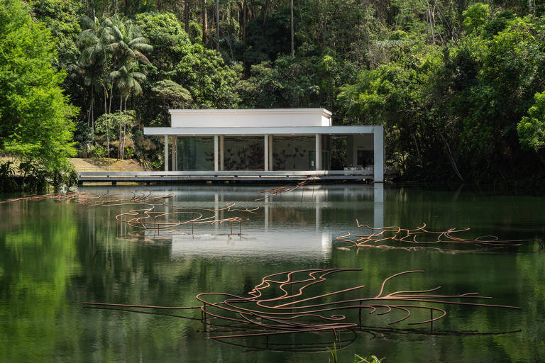 'Apenas Depois da Chuva', instalação escultórica de Rebeca Carapiá em lago do Inhotim