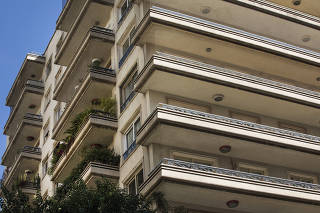 Revista Sao Paulo. Edificios apontados pelo  arquiteto Andre Scarpa durante passeio guiados com grupos no bairro higienopolis:  Edificio Cinderela (1956). Arquiteto Joao Artacho Jurado. R Maranhao, 163