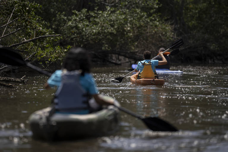 O passeio de caiaque é uma atração da praia da Piedade