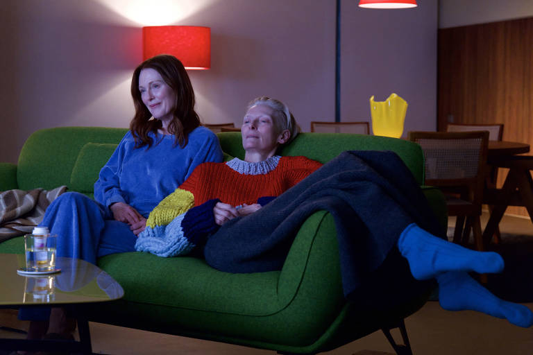 Julianne Moore e Tilda Swinton em cena de 'O Quarto ao Lado', de Pedro Almodóvar