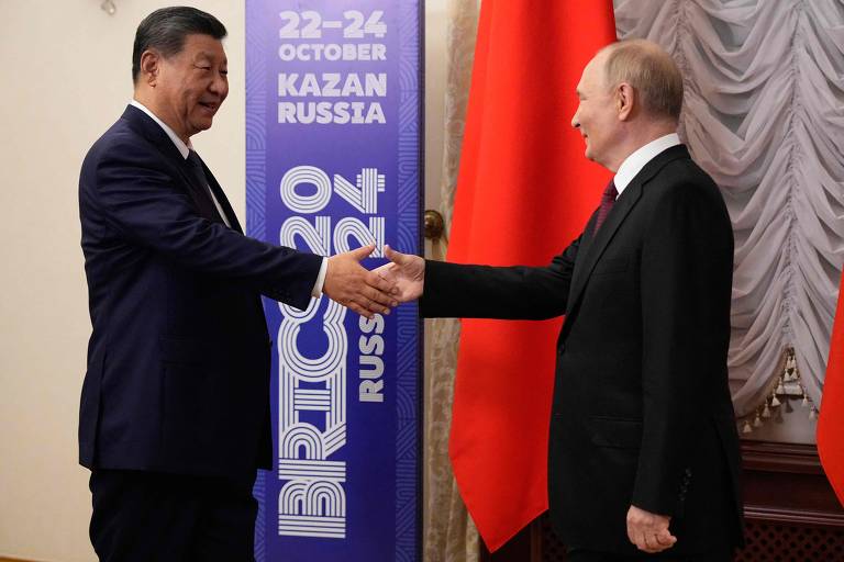 O presidente russo, Vladimir Putin, cumprimenta o líder chinês, Xi Jinping, à margem da cúpula do Brics em Kazan, na Rússia; China é parte do bloco