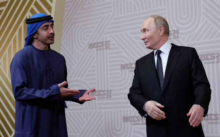 O presidente russo Vladimir Putin cumprimenta o ministro das Relações Exteriores dos Emirados Árabes Unidos, Abdullah bin Zayed Al Nahyan em Kazan, Rússia