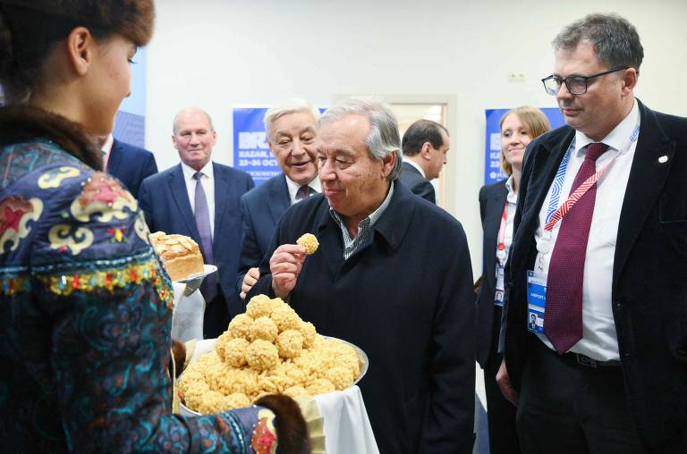 O secretário-Geral da ONU, António Guterres, é recebido com petiscos russos no aeroporto de Kazan; ele vai participar da cúpula do Brics, que acontece até 24 de outubro