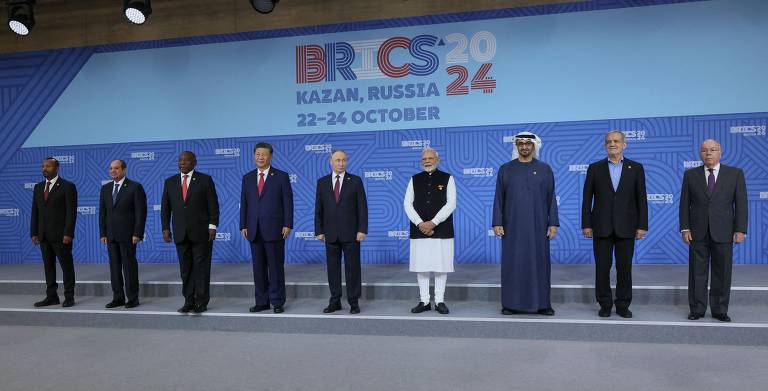 Abiy Ahmed (Etiópia), Abdel Fattah al-Sisi (Egito), Cyril Ramaphosa (África do Sul), Xi Jinping (China), Vladimir Putin (Rússia), Narendra Modi (Índia), xeque Mohamed bin Zayed Al Nahyan (Emirados Árabes Unidos), Masoud Pezeshkian (Irã) e Mauro Vieira (Brasil) posam para foto durante cúpula do Brics em Kazan, na Rússia