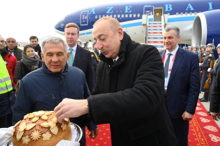 O presidente do Azerbaijão, Ilham Aliyev, é recebido pelo chefe da República do Tartaristão, Rustam Minnikhanov, durante cerimônia no aeroporto antes da cúpula do Brics em Kazan, na Rússia