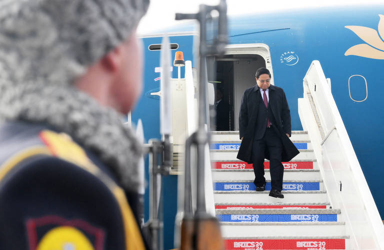 O primeiro-ministro vietnamita, Pham Minh Chinh, desembarca em Kazan, na Rússia