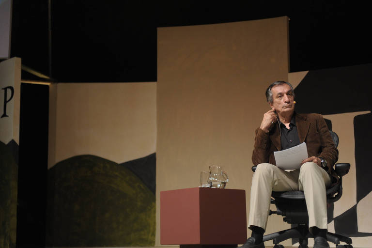 O poeta Antonio Cicero participa da primeira mesa da Flip 2012, em Paraty, em homenagem a Carlos Drummond de Andrade