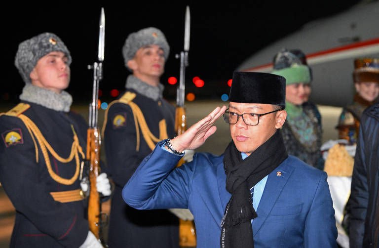 O Ministro das Relações Exteriores da Indonésia, Sugiono, participa de cerimônia de boas-vindas no aeroporto de Kazan, na Rússia