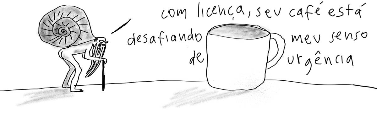 A tirinha em preto e branco de Estela May, publicada em 24/10/24, traz um senhor com uma barba longa, concha de caramujo nas costas e bengala nas mãos atrás de uma xícara de café. Ele diz “com licença, seu café está desafiando meu senso de urgência”.