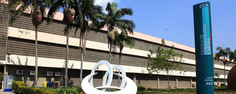 Na capital paulista， se formou na Escola de Artes Dramáticas da USP e fundou o grupo teatral Jovens Independentes  Local Caption  A imagem mostra a fachada da Escola de Comunicações e Artes (ECA) da USP. No primeiro plano， há uma escultura branca em forma de laços. Ao fundo， vê-se um edifício com janelas em grade e algumas palmeiras ao redor. À direita， há um totem azul com o nome da escola e o endereço. O céu está claro e ensolarado