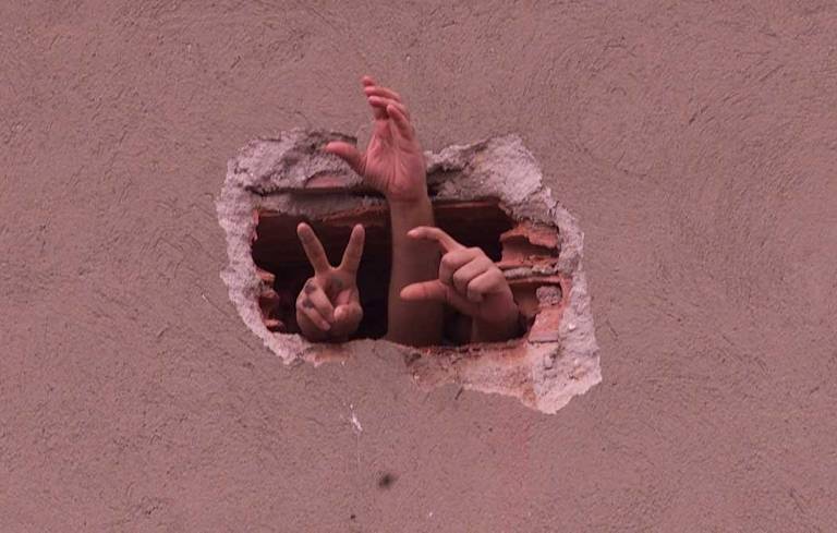 A segunda maior e uma das mais antigas facções é o Comando Vermelho, que usa a sigla CV; foi criada, em 1979, no presídio Cândido Mendes, na Ilha Grande (RJ), a partir do convívio entre presos comuns e militantes de grupos armados que combatiam o regime militar