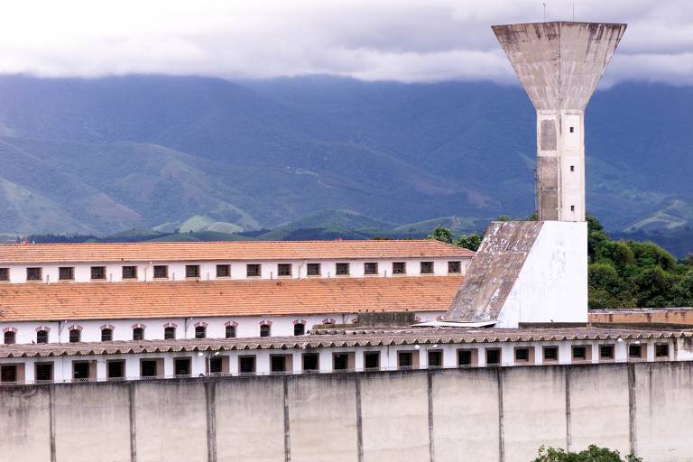 PCC foi concebido, em 1993, num presídio –no caso, a Casa de Custódia de Taubaté, até então uma das prisões mais seguras do estado; a organização é financiada pelo tráfico de drogas, roubos de cargas, assaltos a bancos e sequestros, o que resulta num faturamento anual R$ 5,6 bilhões, segundo o Ministério Público