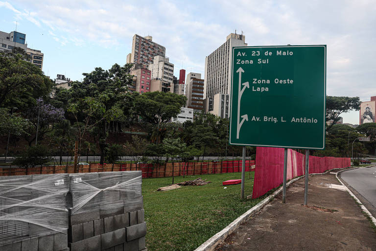 Prefeitura de SP cerca praça na avenida 23 de Maio usada por usuários para consumir crack