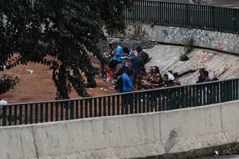 Usuários de drogas concentrados em área no entorno do viaduto Doutor Manuel José Chaves