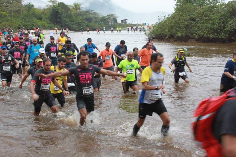 Corredores na maratona 28 Praias， em Ubatuba