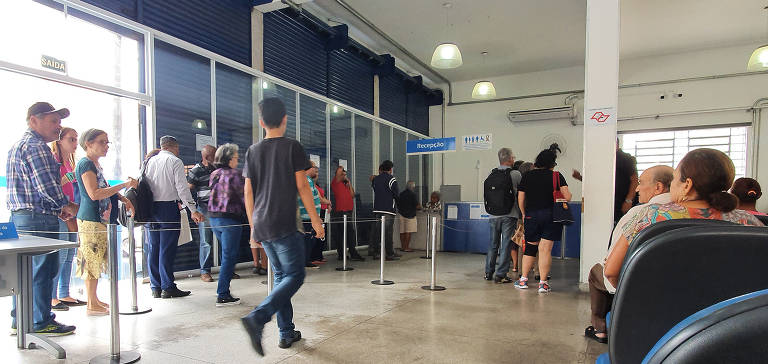 Fila em agência do INSS na zona leste de São Paulo; segundo a Previdência, em 2023, mais de 80 mil segurados receberam o auxílio-doença por causa de ansiedade