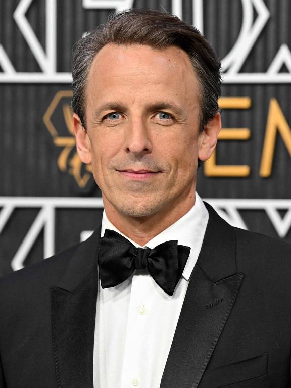 O ator americano Seth Meyers chega para a 75ª edição do Emmy Awards no Peacock Theatre em L.A. Live em Los Angeles