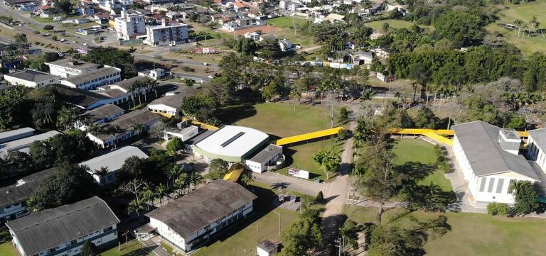 Vista aérea do centro de ensino e tecnologia SATC, localizado em Criciúma, Santa Catarina