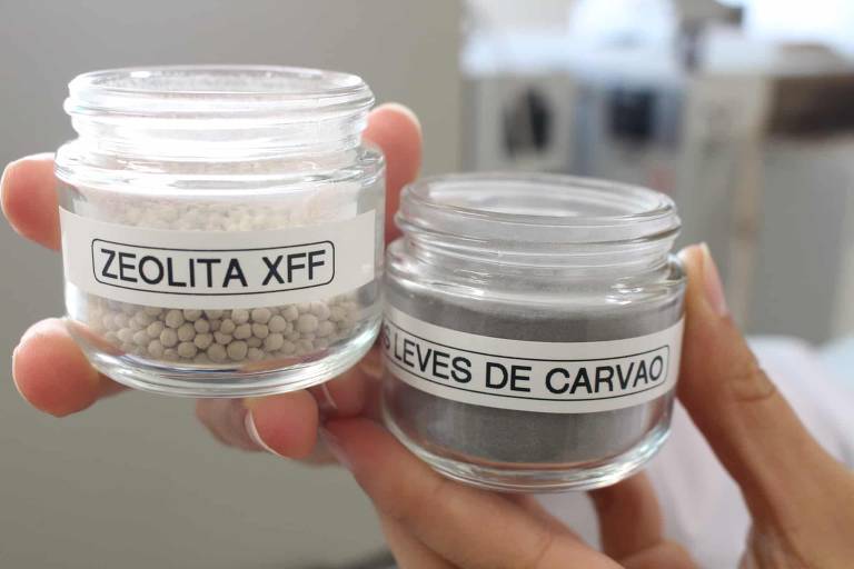 Potes com amostras de zeólitas sintéticas (à esquerda) e de cinzas leves de carvão (à direita)