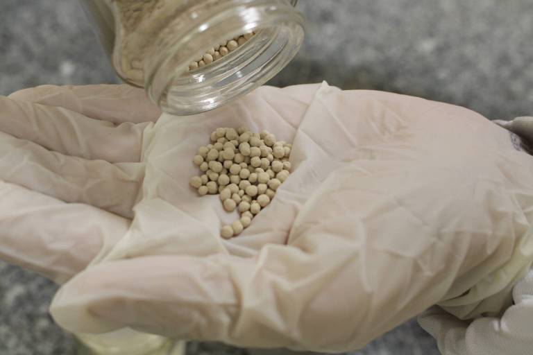 Amostra com zeólitas sintéticas em laboratório da SATC
