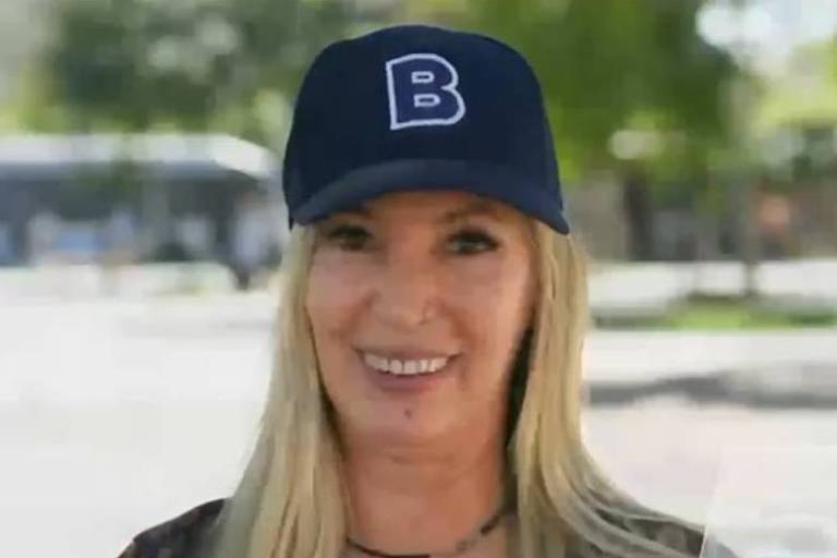 Mulher usa boné com 'B' em inserção de Boulos na TV. Psolista passou a copiar estratégias de Marçal e, neste segundo turno, focou em propostas para empreendedores, pequenos empresários e autônomos.