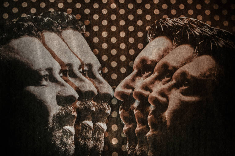 Processo é manual e leva cerca de três dias para ficar pronto. Nas fotos utilizadas, Guilherme Boulos e Ricardo Nunes olham para cima.