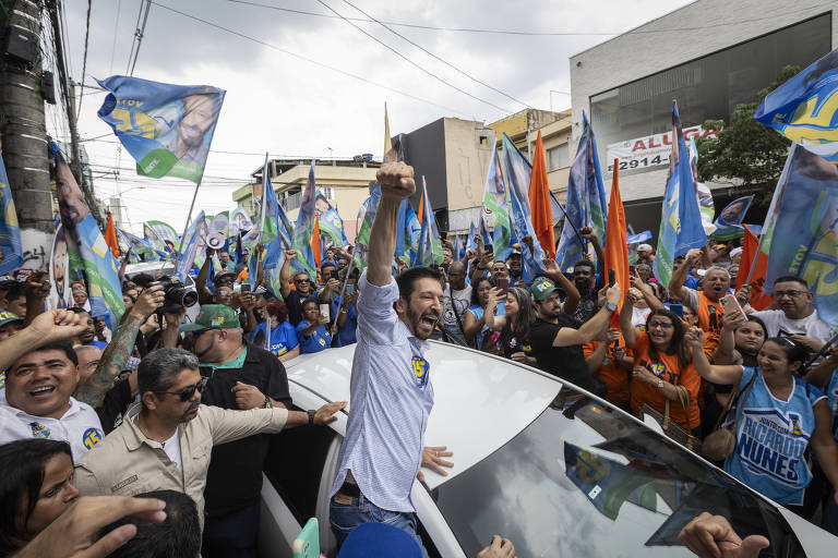 O prefeito e candidato Ricardo Nunes (MDB), durante caminhada em Heliópolis, Zona Sul de São Paulo, um dia antes da votação do segundo turno.