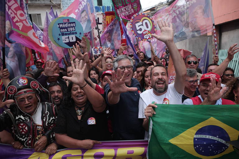 O candidato à prefeitura de São Paulo Guilherme Boulos (PSOL), reúne apoiadores durante caminhada na Estrada das Lágrimas, em Heliópolis, neste sábado (26), um dia antes das eleições municipais em São Paulo.