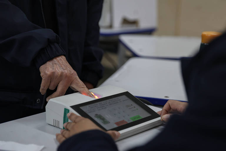 Sala de votação a disputa está entre José Aprígio da Silva (Podemos), atual prefeito, candidato a reeleição e Engenheiro Daniel (União). Segundo turno das eleições em Taboão da Serra, zona Sudoeste da Região Metropolitana de São Paulo