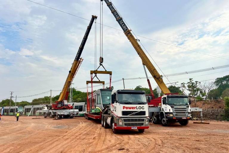 Trem que será utilizado no VLT de Salvador é colocado em caminhão; sistema deve operar de forma completa em 2028