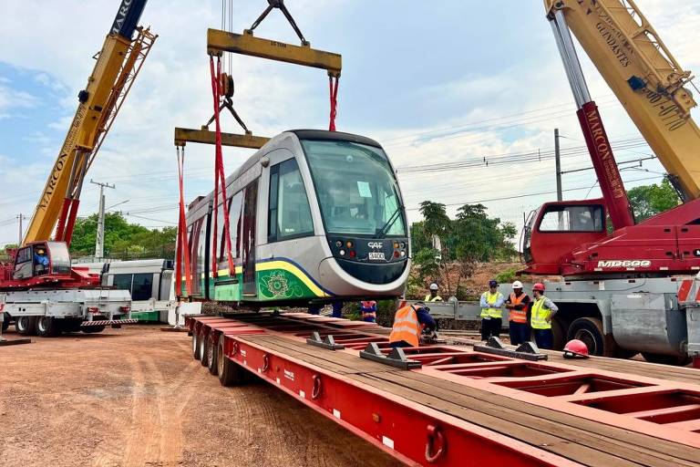 Trem do VLT de Salvador é colocado em caminhão para ser transportado