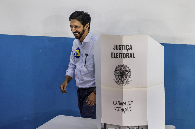 Ricardo Nunes vota em sala do colégio Dom Duarte Leopoldo e Silva, no bairro Socorro na zona sul de São Paulo