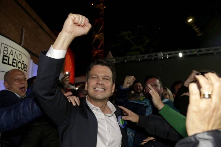 Eduardo Pimentel, eleito prefeito de Curitiba neste domingo (27). Ele é o atual vice-prefeito da capital paranaense