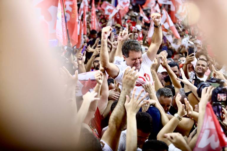 Fotografia mostra o deputado estadual Evandro Leitão (PT) comemorando a  vitória no segundo turno das eleições da capital cearense na sede do comitê central da campanha