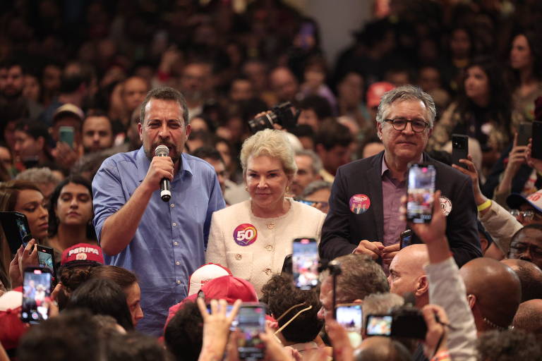 Boulos discursa ao lado de Marta Suplicy (PT). O candidato do PSOL venceu em três zonas eleitorais da capital; Nunes, em 54