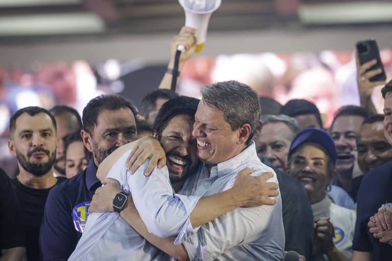 Tarcísio foi chamado de "líder maior" por Ricardo Nunes (MDB) em discurso de agradecimento pela vitória da eleição em São Paulo. O prefeito fez menção tímida ao ex-presidente Jair Bolsonaro, que resistiu a embarcar na campanha.