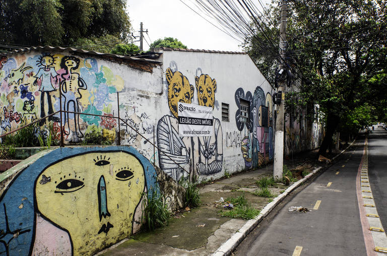 Além disso, a chamada limitação de gabarito ou restrição de altura máxima naquele local é de 9 metros, o que impede que se construa prédios com mais de três andares