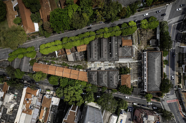 Conta com vários galpões e também com um conjunto de uma dezena de sobrados, hoje completamente abandonados e grafitados