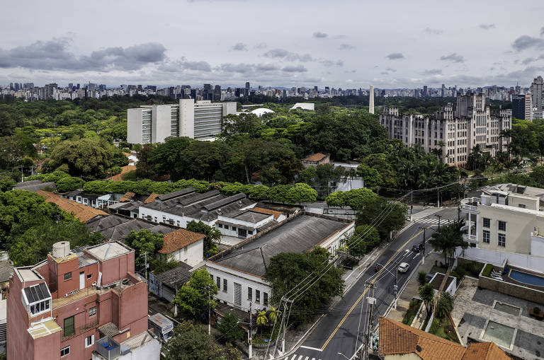 O terreno também tem um prédio principal, onde funcionava a diretoria da Cpos (Companhia Paulista de Obras e Serviços)