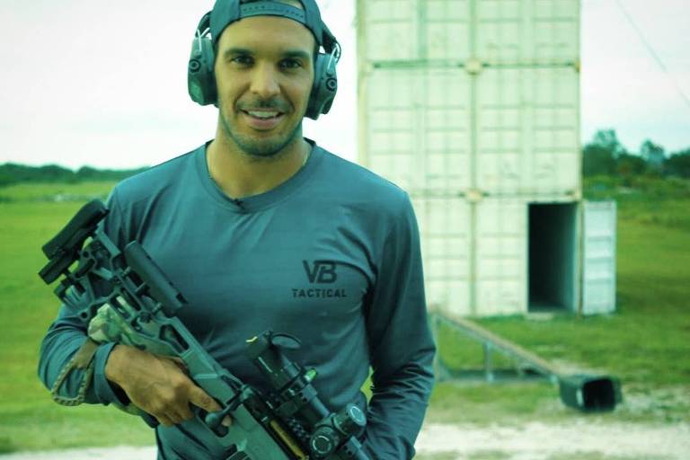 Joaquim Valente posa com rifle