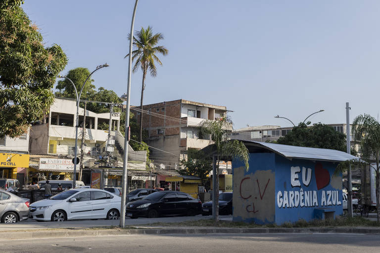 Relatório do Mapa de Orcrim (Organizações Criminosas) 2024 revela que o Comando Vermelho está em 22 unidades da federação e, em certos bairros do Rio, está aliado a milícia carioca; a facção atua no mercado ilegal de cocaína, maconha, armas, veículos e ouro