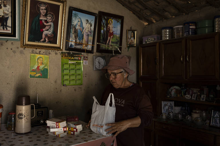 Maria Alzira da Conceição (59), pega para mostrar para reportagem da Folha, remédios utilizados pela mãe Alzira Maria da Conceição (81), desde a chegada das turbinas eólicas